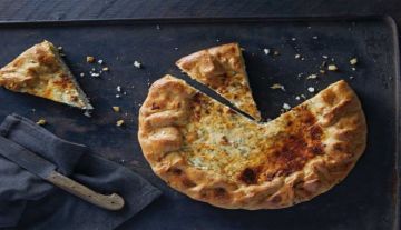 Η συνταγή της ημέρας, Κυριακή 22 Φεβρουαρίου 2026: ''Τυρόπιτα ανοιχτή με σφέλα και μάραθο, από τη Μάνη''