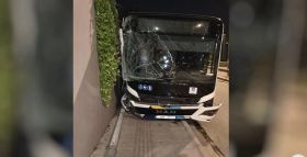 ''Ακυβέρνητο'' λεωφορείο ξήλωσε κολώνες και καβάλησε πεζοδρόμιο στη Βουλιαγμένης: Ο οδηγός ξέχασε να τραβήξει χειρόφρενο