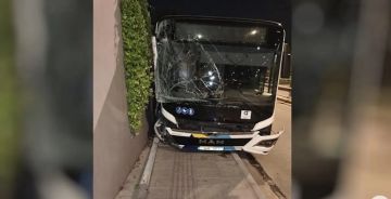 ''Ακυβέρνητο'' λεωφορείο ξήλωσε κολώνες και καβάλησε πεζοδρόμιο στη Βουλιαγμένης: Ο οδηγός ξέχασε να τραβήξει χειρόφρενο