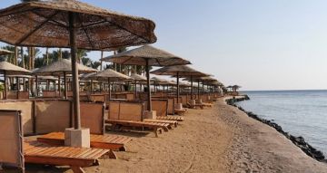 Ξαπλώστρα 320 ευρώ με κράτηση και dress code - Όταν το μπάνιο στην Αττική θυμίζει... Ντουμπάι