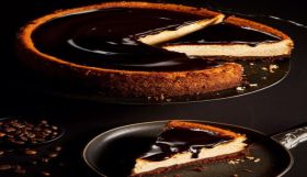 Η συνταγή της ημέρας, Δευτέρα 1 Δεκεμβρίου 2025: ''Τσιζκέικ με σιρόπι καφέ''