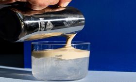 H συνταγή της ημέρας, Σάββατο 26.07.2025: ''Coconut cloud coffee - o viral παγωμένος καφές με νερό καρύδας.''