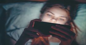 Εθισμός στο Διαδίκτυο: Χωρίς social media μέχρι τα 15 - TikTok και Instagram μόνο με... γονική άδεια