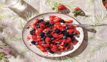 Η συνταγή της ημέρας, Κυριακή 19 Απριλίου 2026: ''Φρουτοσαλάτα του δάσους με μέντα και σιρόπι τζίντζερ''