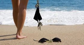 Η επιστροφή των γυμνιστών: Οδηγός για βουτιές ελευθερίας σε όλη τη χώρα, πού θα βρείτε τις παραλίες