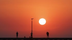Καύσωνας: Απαγορεύονται οι εξωτερικές εργασίες και τα delivery στην Αττική από 12.00 έως 16.00 το Σάββατο