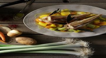 Η συνταγή της ημέρας, Δευτέρα 22 Δεκεμβρίου 2025: ''Καπόνια με πράσα, πατάτες και κρόκο Κοζάνης''