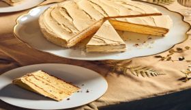 Η συνταγή της ημέρας, Κυριακή 8 Φεβρουαρίου 2026: ''Κέικ-πρόκληση με επικάλυψη καραμέλα''