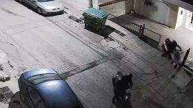 Καρέ - καρέ η κλοπή σκούτερ από πιλοτή στην Ηλιούπολη