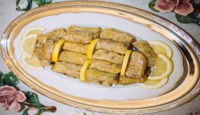 Η συνταγή της ημέρας, Κυριακή 8 Μαρτίου 2026: ''Λαχανοντολμάδες λαδεροί με σταφίδες, κουκουνάρι και άφθονα κρεμμύδια''