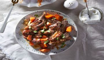 Η συνταγή της ημέρας, Κυριακή 26 Οκτωβρίου 2025: ''Μοσχαρίσια μπριζολάκια με κολοκύθα, μέλι και λεμόνι''