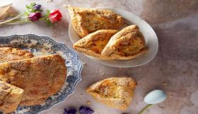 Η συνταγή της ημέρας, Σάββατο 25 Απριλίου 2026: ''Οι εμβληματικές κυπριακές φλαούνες, με συνταγή-εργόχειρο του Χριστόφορου Πέσκια''