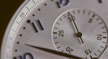 Αλλαγή ώρας 2026: Γυρίζουμε τους δείκτες των ρολογιών μια ώρα μπροστά τα ξημερώματα της Κυριακής