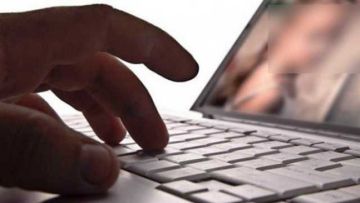 Παιδική πορνογραφία: Εκβιαστές και μάνατζερ ''μαϊμού''... σάρωναν τα social media