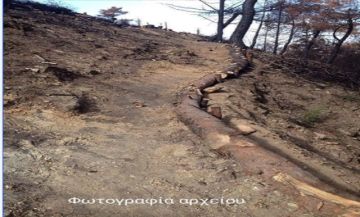 ΠΡΩΤΑ η ΗΛΙΟΥΠΟΛΗ: ''Υποκλέπτουν τα ξύλινα φράγματα που είχαν τοποθετηθεί μετά την μεγάλη πυρκαγιά, για τη συγκράτηση των φερτών υλικών από το βουνό''. 