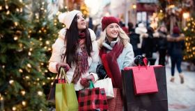 Εορταστικό ωράριο: Ανοιχτά σήμερα και αύριο τα εμπορικά καταστήματα