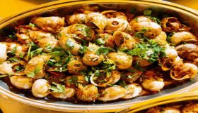 Η συνταγή της ημέρας, Τετάρτη 18 Μαρτίου 2026: ''Σαλιγκάρια γιαχνί με πατάτες σαν Hasselback, φουρνιστές''