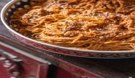 Η συνταγή της ημέρας, Παρασκευή 28 Νοεμβρίου 2025: ''Ταχινομακάρονα της Μονής Σινά με πλούσια σάλτσα και τριμμένους ξηρούς καρπούς αντί για τυρί''