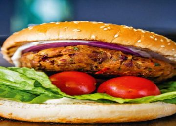 Η συνταγή της ημέρας: ''Το απόλυτο veggie burger από φασόλια και μανιτάρια, με μαγιονέζα δίχως αυγό''