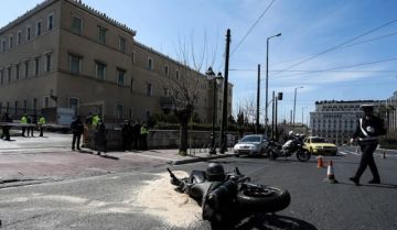 Εικόνες από το σοβαρό τροχαίο στην είσοδο της Βουλής