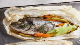 Η συνταγή της ημέρας, Παρασκευή 17 Απριλίου 2026: ''Τσιπούρες στη λαδόκολλα με λαχανικά και θυμάρι''