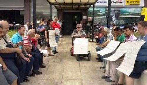 ΑΜΕΑ: Παράσταση διαμαρτυρίας έξω από τα ΚΕΠΑ