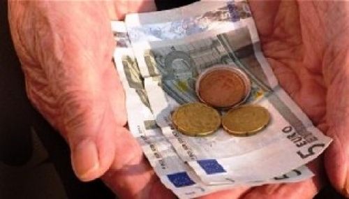 Το πρώτο χαστούκι: Κάτω από τα 400 ευρώ η κατώτατη σύνταξη