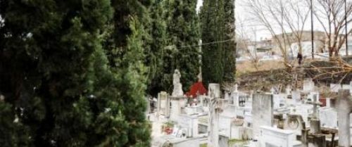BBC: Οι Έλληνες αδυνατούν να κηδέψουν τους νεκρούς τους ή να πληρώσουν τα ενοίκια των τάφων τους