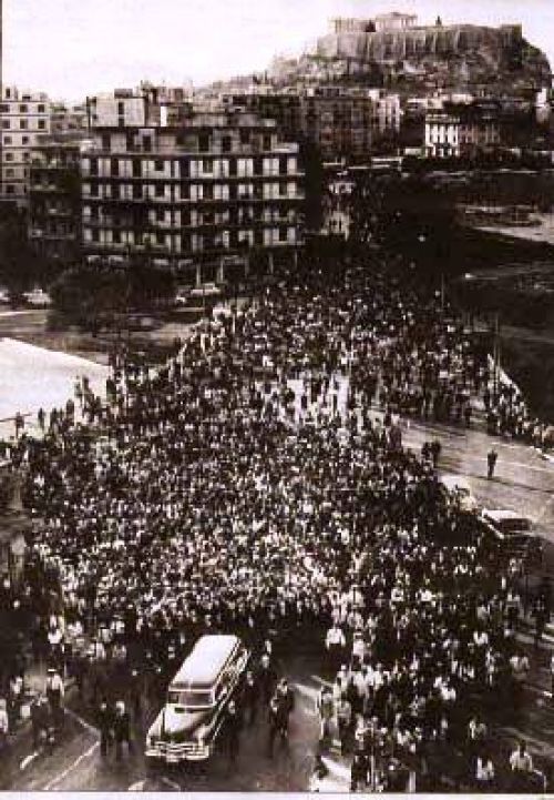 Η κηδεία του Γιώργου Σεφέρη (22.09.1971) μετατρέπεται σε μεγάλη διαδήλωση κατά της Απριλιανής χούντας