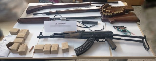 Συνελήφθησαν δύο ημεδαποί (άνδρας και γυναίκα) για παράβαση της νομοθεσίας περί όπλων στη Γλυφάδα
