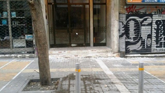 Καθαρισμός πεζοδρομίων το πρωί της Κυριακής στο κέντρο της Αθήνας
