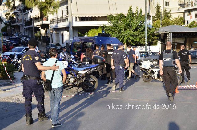 ΤΩΡΑ: Με ξύλο και συλλήψεις από τα ΜΑΤ καθαρίζεται ο Ασύρματος, πριν έρθει ο Τσίπρας, από διαμαρτυρόμενους πολίτες! 