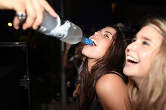 Αλκοόλ στην εφηβεία: Πόσο χρονών ξεκινούν να πίνουν οι έφηβοι;