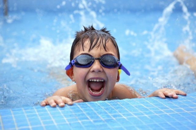 Μάθημα κολύμβησης στα σχολεία  της Αττικής: Τα 26 κολυμβητήρια που θα διατεθούν.