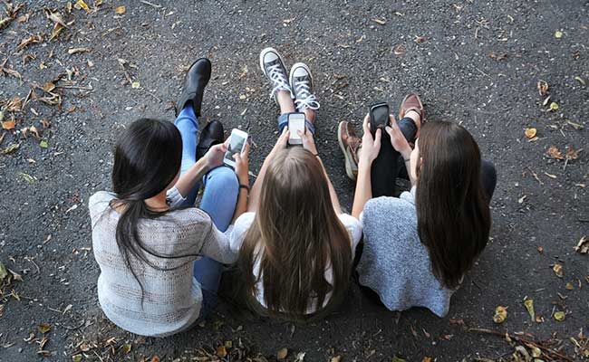 Κόβουν το κινητό στο σχολείο – Απαγόρευση της χρήση από το υπουργείο Παιδείας