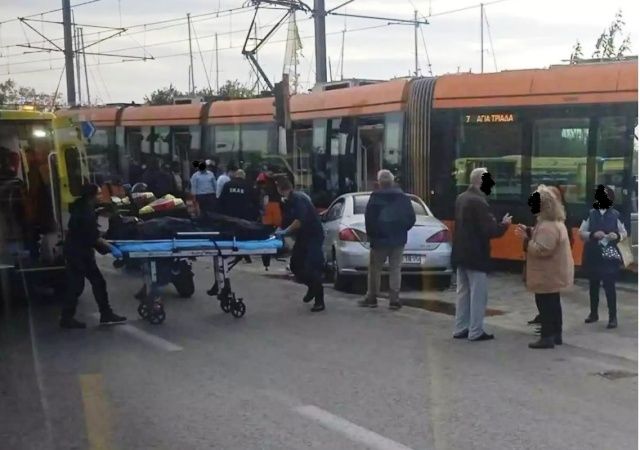 Τραμ συγκρούστηκε με αυτοκίνητο στο Παλαιό Φάληρο - Ένας νεκρός