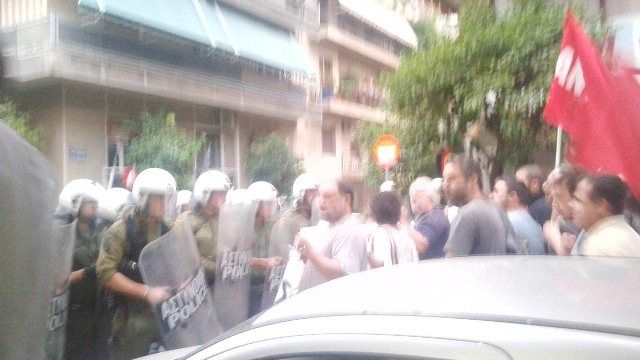 Σε κλοιό ΜΑΤ, διαδηλωτών και δακρυγόνων η ομιλία Τσίπρα στο Σκοπευτήριο Καισαριανης 