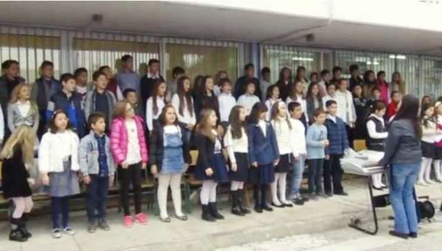 Συγκίνηση: Μαθητές στην Καισαριανή γιορτάζουν την 28η Οκτωβρίου τραγουδώντας τους Ήρωες