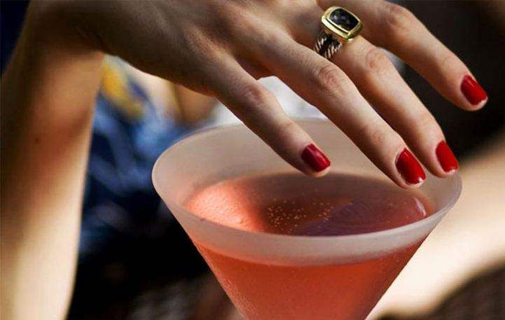 Mανό κατά του βιασμού: Αλλάζει χρώμα αν υπάρχει ναρκωτική ουσία στο ποτό