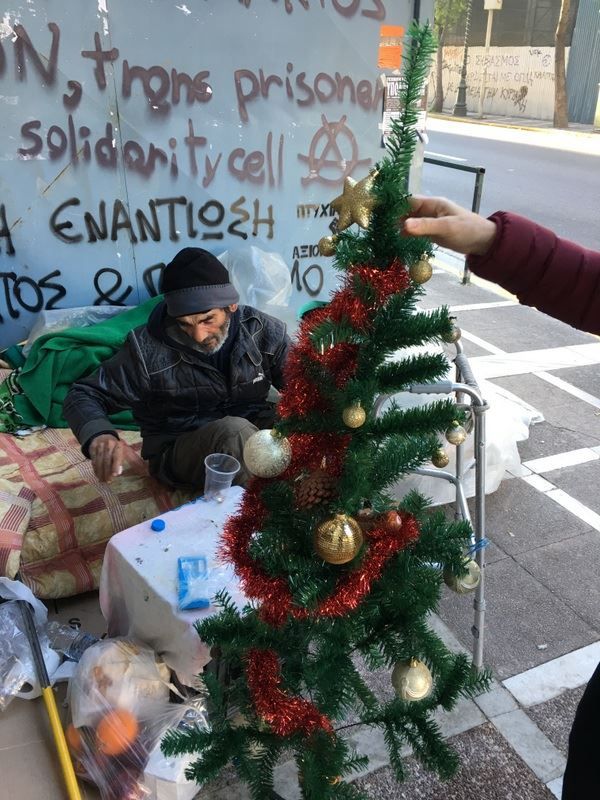 Σάλος με τα χριστουγεννιάτικα δέντρα που μοίρασαν σε άστεγους στην Αθήνα  
