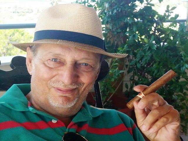 O δημοσιογράφος Γιάννης Καραχάλιος, εκδότης της ηλεκτρονικής εφημερίδας ''Τσούχτρα των Νοτίων Προαστίων'' είναι ο 71χρονος που έπεσε νεκρός από τα χέρια του γιου του
