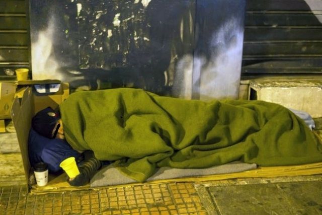 Οι άστεγοι της Αθήνας τις άγριες νύχτες της «Αριάδνης»