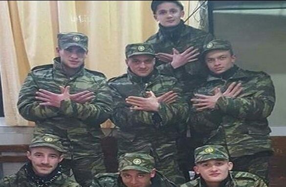 Στρατιώτες σχηματίζουν με τα χέρια τους τον αλβανικό αετό - Η απάντηση του ΓΕΣ