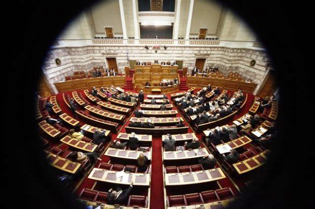 49 πρώην και νυν βουλευτές χρωστάνε στη Βουλή 700.000 ευρώ.