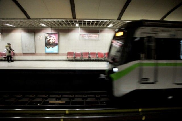 Άνδρας πήδηξε από την αποβάθρα στο μετρό του Νέου Κόσμου! Απομακρύνθηκε εγκαίρως
