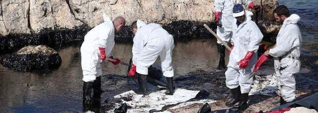 Ρύπανση από την πετρελαιοκηλίδα ως τη Σαρωνίδα -Τι έδειξαν τα δείγματα