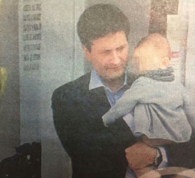Ο αναπληρωτής υπουργός Οικονομικών Γιώργος Χουλιαράκης βάφτισε τον γιο του σε νεκροταφείο!