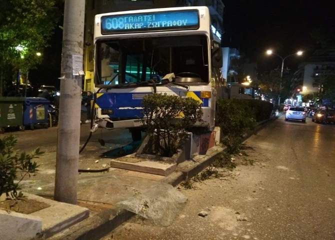 Σοβαρό τροχαίο με λεωφορείο στη Λεωφόρο Παπάγου - Τραυματίστηκε ο οδηγός και επιβάτες