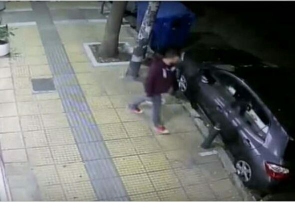 Κλέφτης αρπάζει αυτοκίνητο on camera στο Παγκράτι - ΒΙΝΤΕΟ