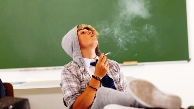 Πρόστιμα έως και 10.000? σε διευθυντές σχολείων εάν κάποιος μαθητής καπνίζει στο προαύλιο.